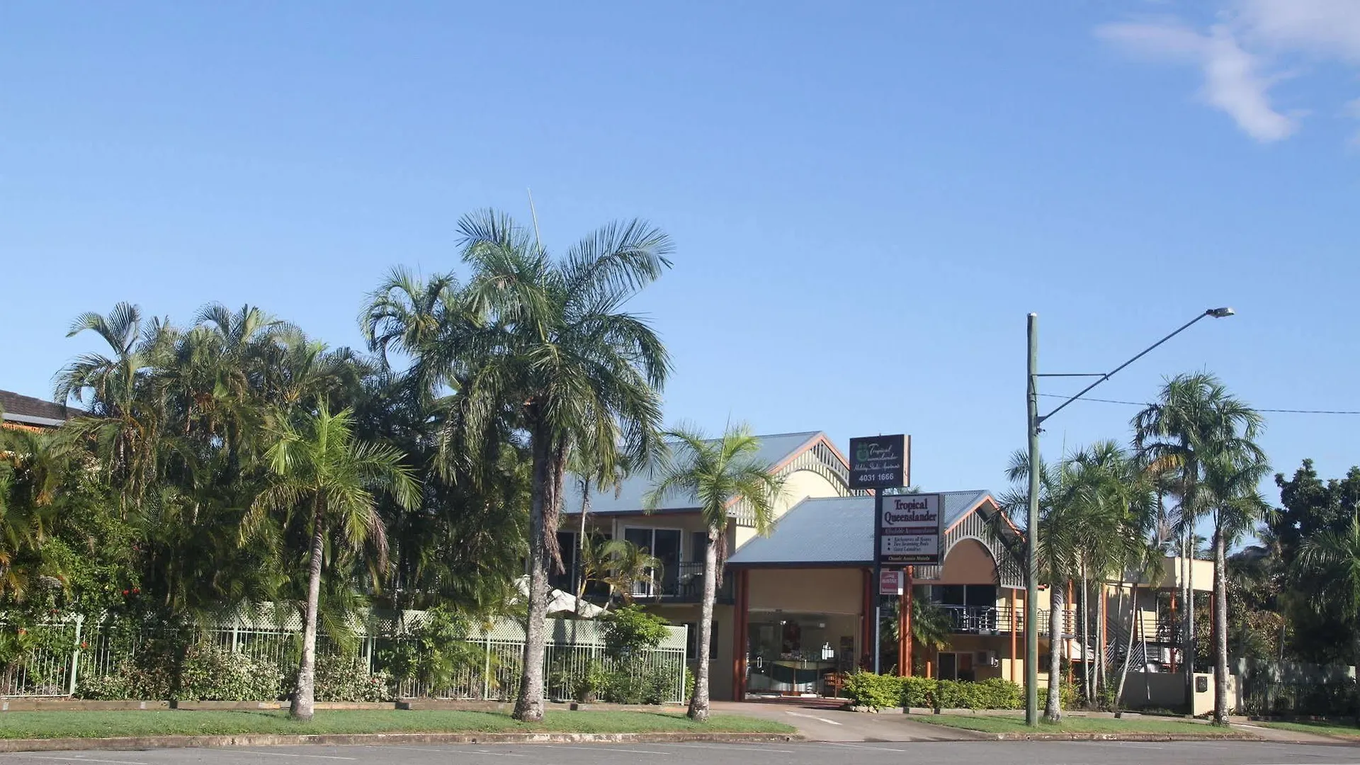 *** Motel Tropical Queenslander Cairns Australia